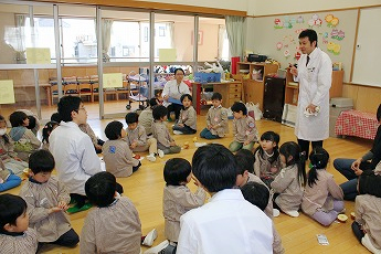 東京都市大学二子幼稚園　都市大等々力中高の教員と理科部の生徒を講師に迎え「科学体験教室」を開催～東京都市大学グループの強みを生かした学校間連携を推進～