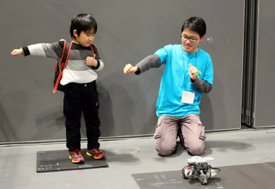 身振り手振りでロボット操作を体験　東京都市大学が「NHKサイエンススタジアム」に出展