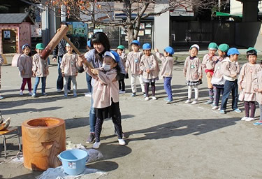 東京都市大学二子幼稚園の園児らが年末恒例のお餅つき